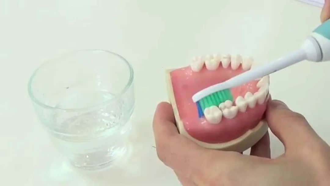 Jak prawidłowo myć zęby szczoteczką soniczną, aby uniknąć problemów z dziąsłami