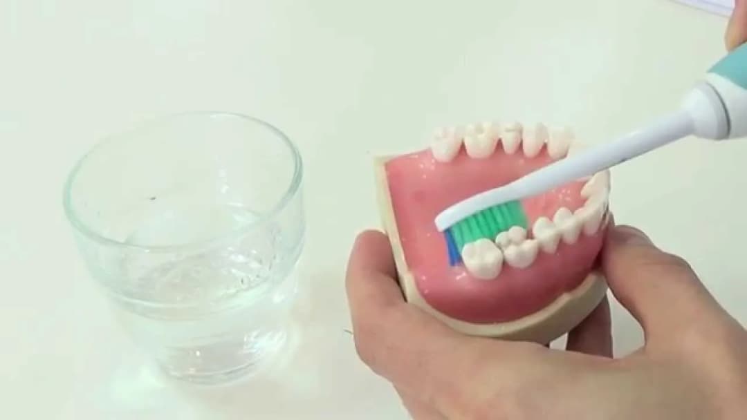 Jak prawidłowo myć zęby szczoteczką soniczną, aby uniknąć problemów z dziąsłami