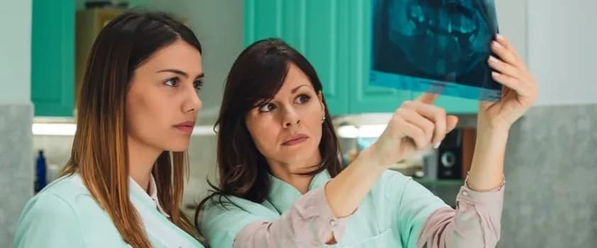 Ile kosztuje rentgen zębów? Poznaj ceny i ukryte koszty w klinikach