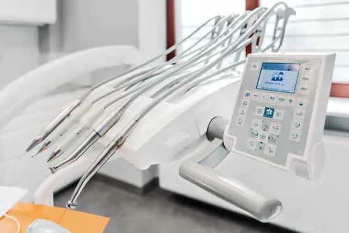 Gdzie założyć aparat na zęby? Sprawdź najlepsze kliniki w Warszawie