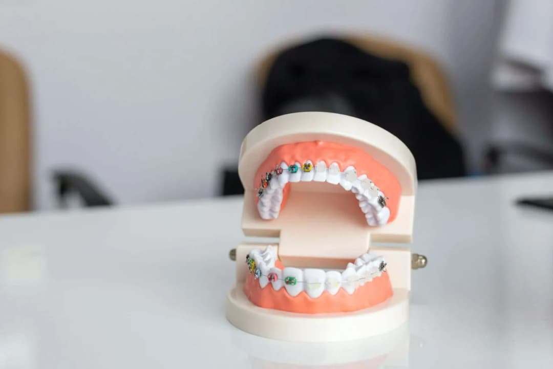 Czy dentysta to lekarz? Poznaj prawdę o jego kwalifikacjach