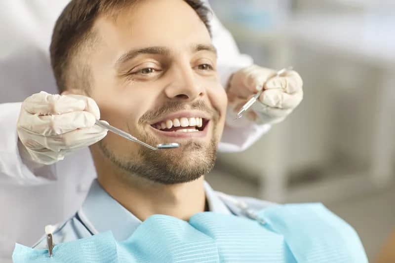 Czy można jeść przed dentystą? Co musisz wiedzieć, aby uniknąć problemów