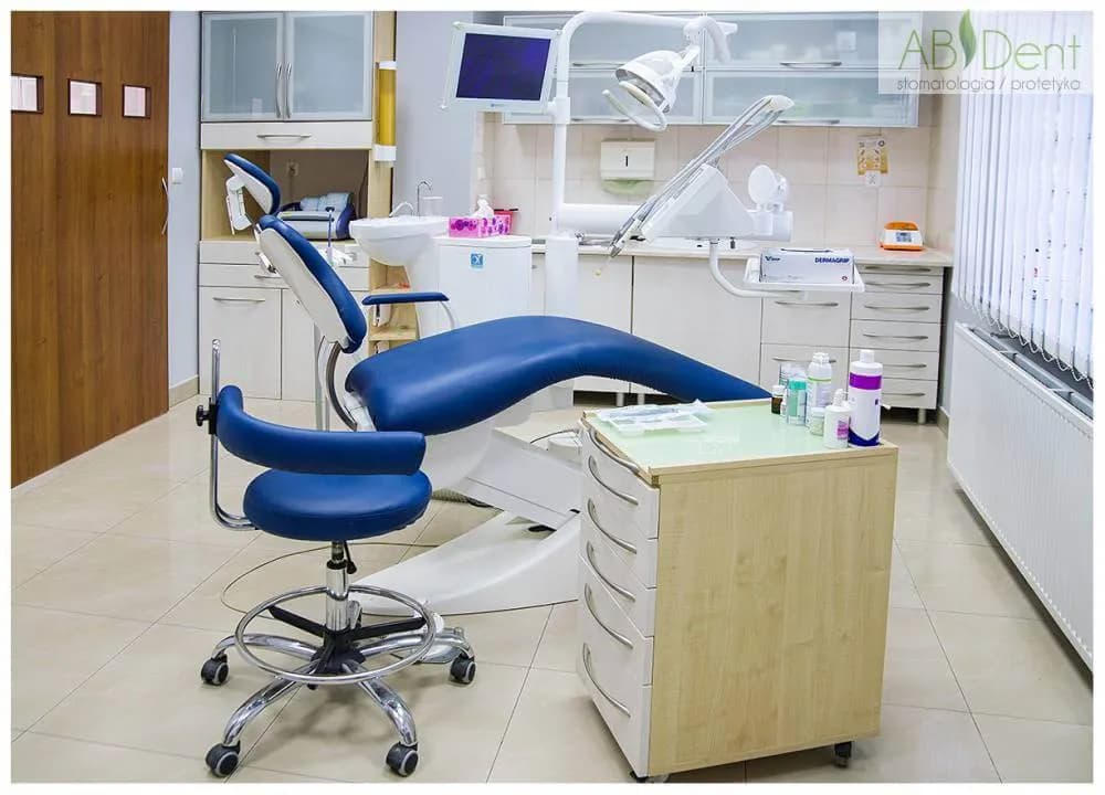 Leczenie kanałowe, implanty i licówki – metamorfoza uśmiechu na najwyższym poziomie w ABDent Kraków