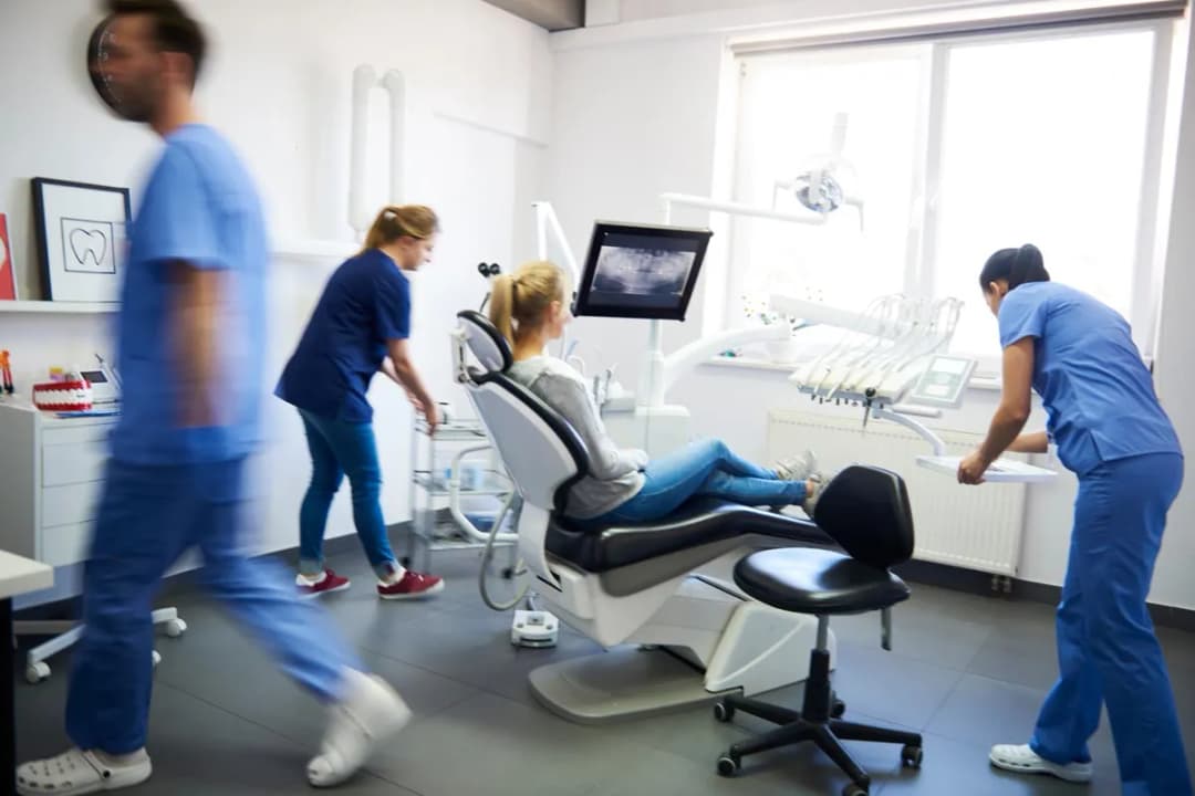 Czy ortodonta to dentysta? Odkryj kluczowe różnice i fakty